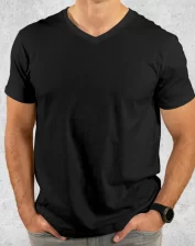 V-nyakú férfi póló.